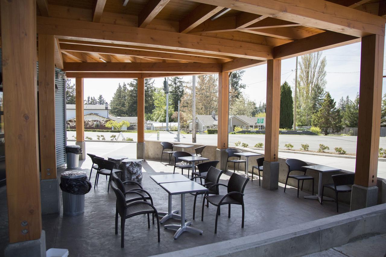 Pacific Point Market And Suites Powell River Buitenkant foto